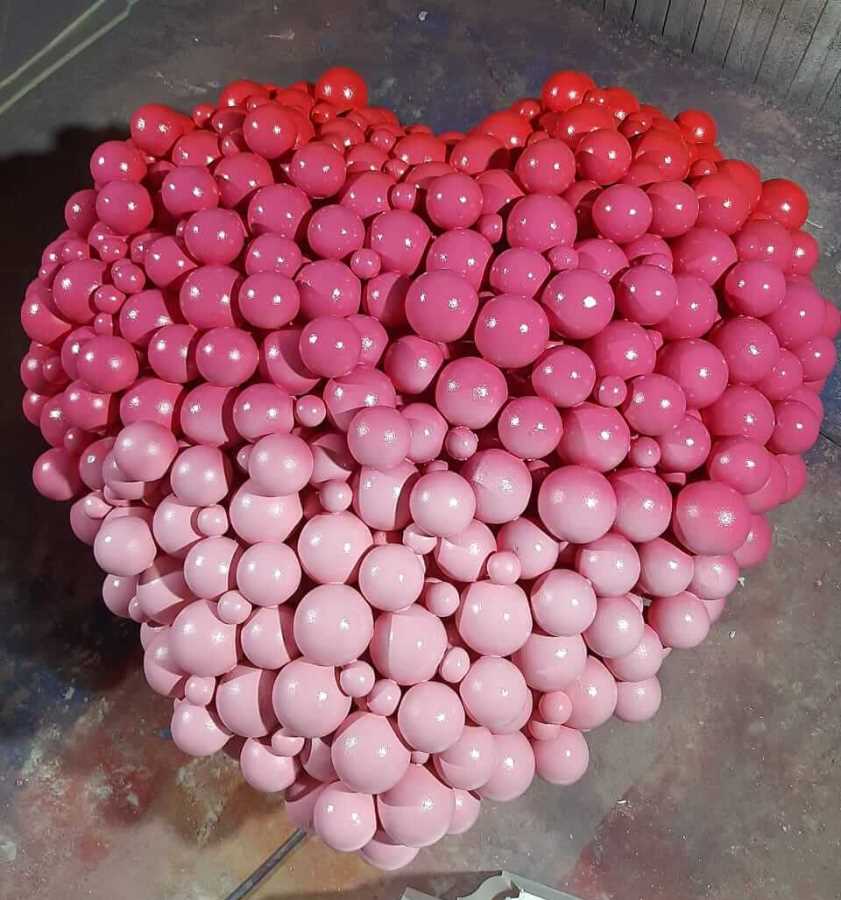 Розовое сердце из пенопластовых шаров