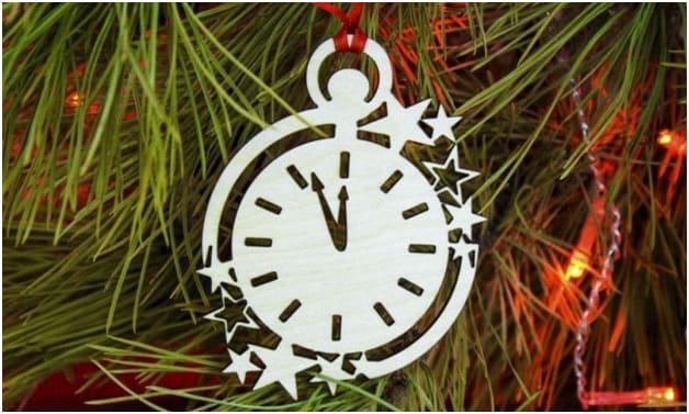Часы из пенопласта на новогодней елке