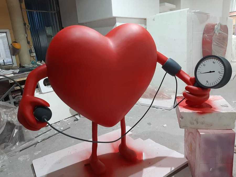 Сердце из пенопласта с тонометром