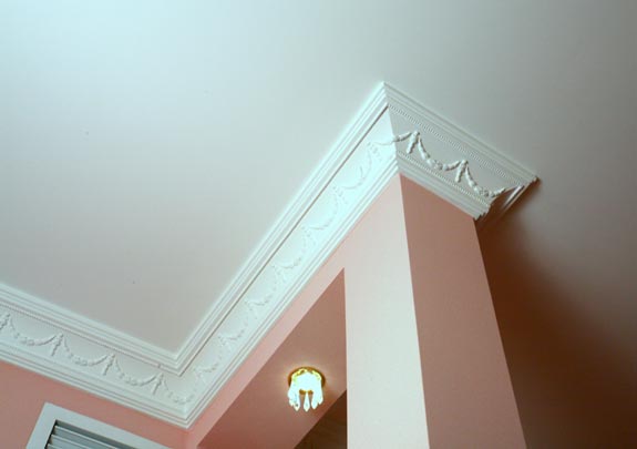 Плинтусы из пенопласта на потолке