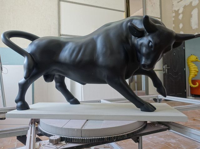 Скульптура черного быка из пенопласта