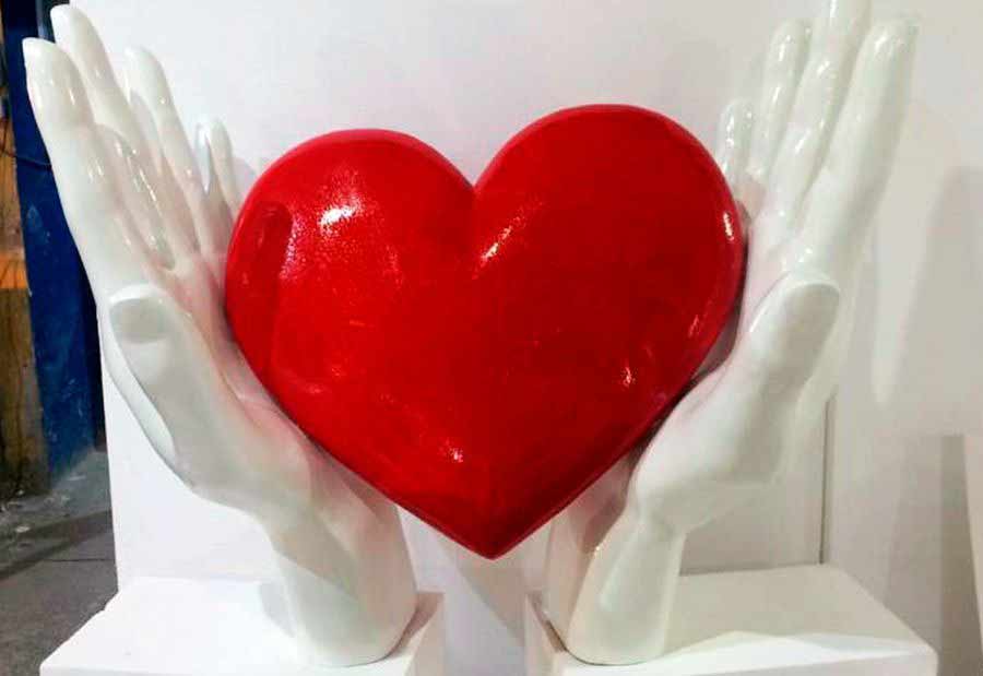 сердце с руками из пенопласта