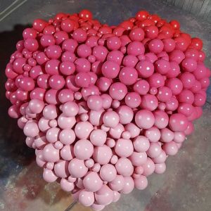 Розовое сердце из пенопластовых шаров