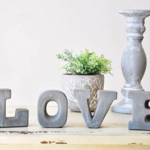 Буквы LOVE из бетона