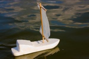 Пенопластовый кораблик в воде