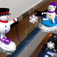 Снеговики из пенопласта в торговом центре