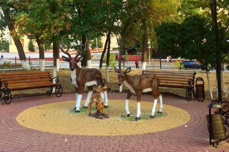 Олени из пенопласта в сквере